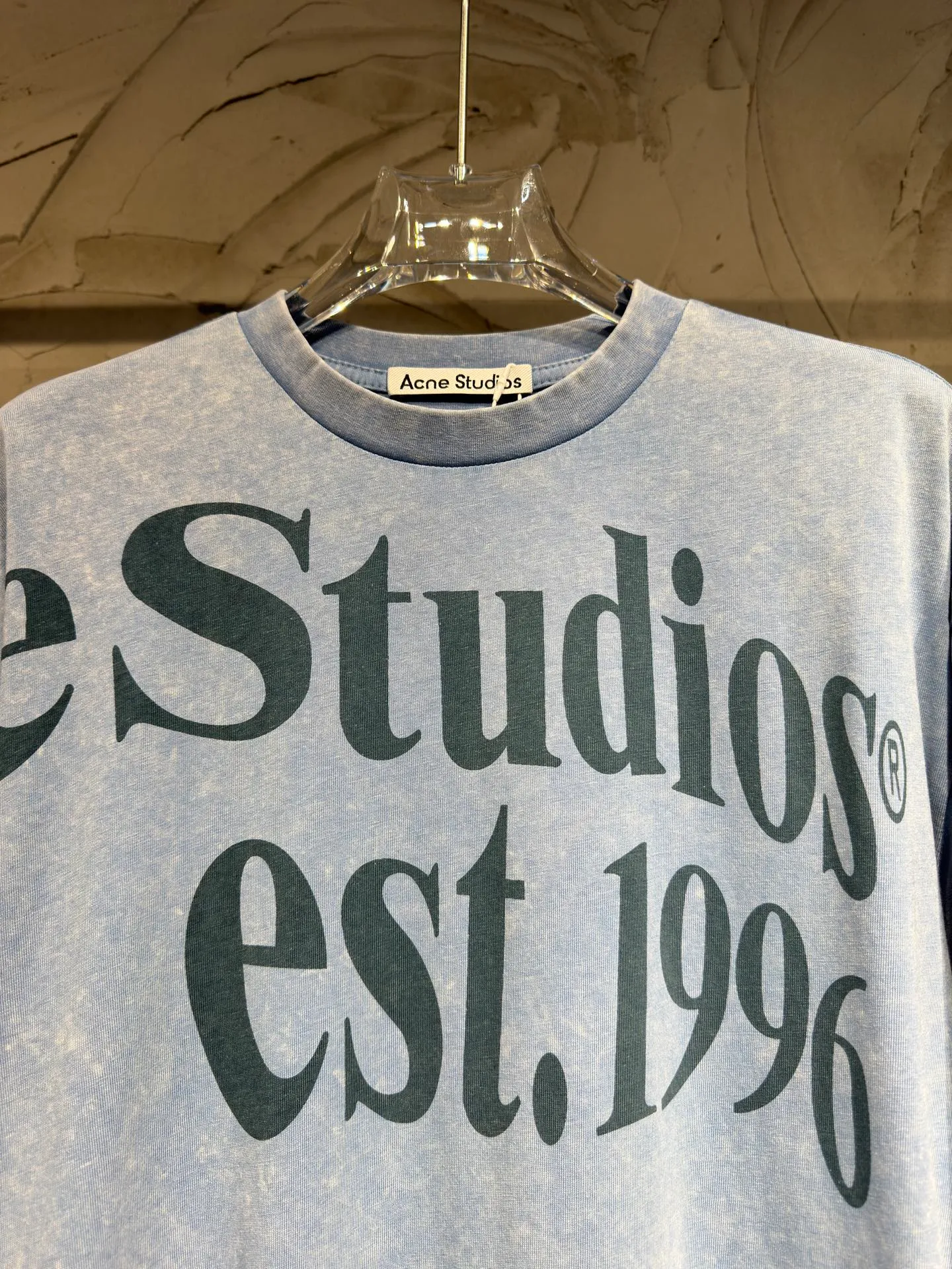 Acne studios New Arrival This season's Acne really won my heart. I was attracted by the blue color scheme. I immediately bought two long T-shirts and a tote bag! Series ice blue long T-shirt. The distressed white letter print is refreshing and clean. The fabric is light and soft. You can wear it in summer without sunscreen. It can be worn easily to give a sense of laziness. The gray and blue old style has a novel printing design that extends to the clothes. The washed and mottled texture comes with a Retro filter. It can be easily worn with a pair of jeans for a relaxed look. Versatile bag for work and production. Series denim printed tote bag of the same brand. Printed metal chain. I can wear several sets of clothes for my computer without any pressure. When I wear them for picnics and camping in the park, I often get asked where I got them. In fact, I got them from a retired merchandiser. Size: S M L XL